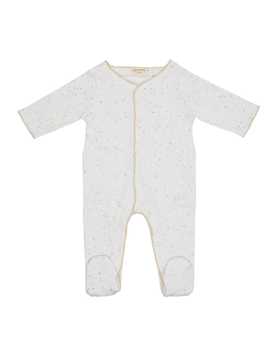 Pijama orgánico para bebé de North Baby en white milk. Detalle cierres fáciles y acabados seguros para bebé.